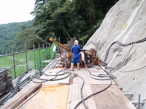 ロックボルト削孔状況